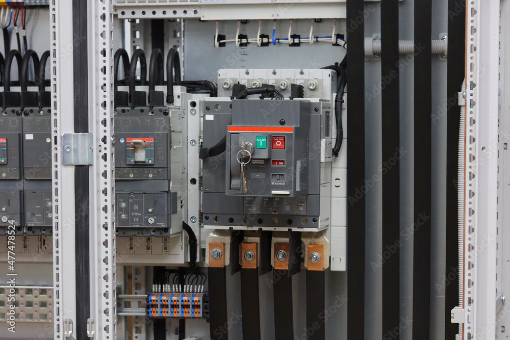 A power electric circuit breaker with a switch-on protection system using a lock with keys.