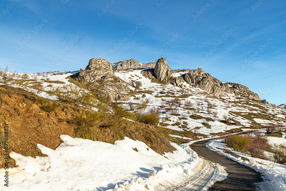 Ruta por el embalse de Casares de Arbas, Villamaníb Leon, España. Ruta por el embalse de Casares de Arbas, Villamaníb Leon, España.