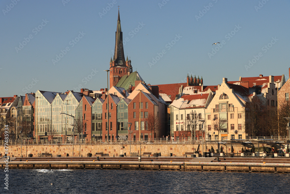 Obraz premium Stettin (Szczecin); Wiederaufgebautes Altstadtufer mit Jacobikirche 