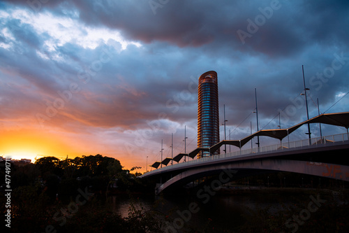 Atardecer sobre Sevilla y edificio con puente