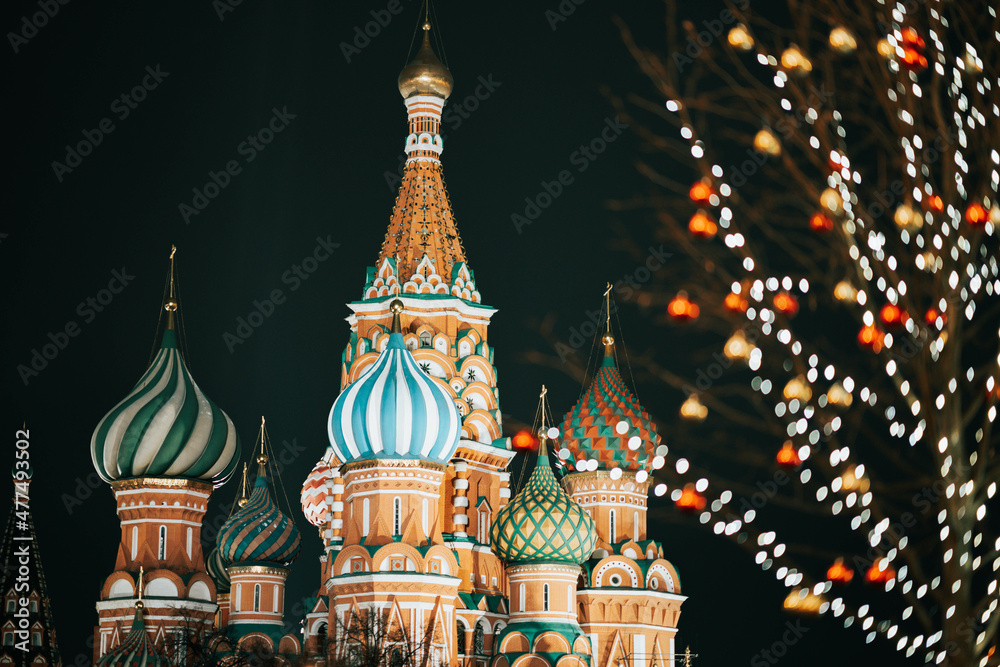 Obraz premium Christmas night on the Red square. New Year's Eve at the Kremlin walls. near St. Basil's Cathedral. Blur of people walking.