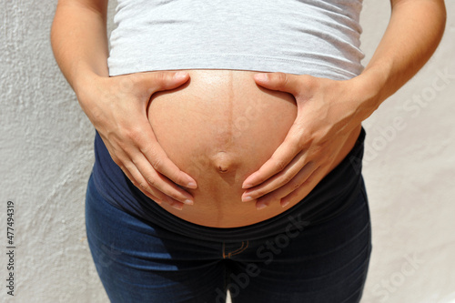 Femme enceinte sur le point d'accoucher. Jeune femme latine attendant l'heureuse naissance de son premier bébé