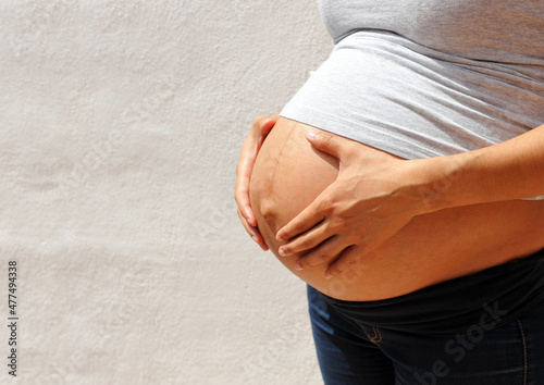 Donna incinta in procinto di partorire. Giovane donna latina in attesa della felice nascita del suo primo bambino photo