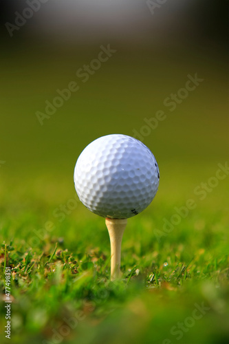 Balle de golf sur un tee