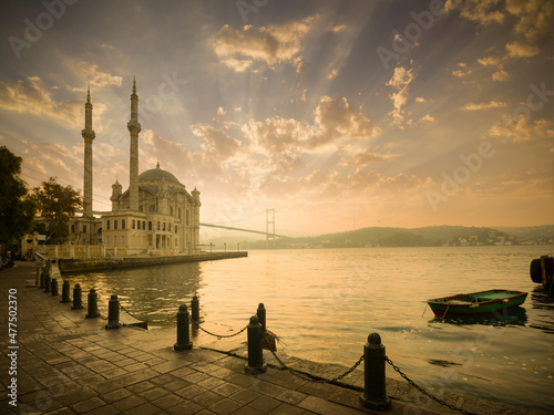 Murais de parede Ortakoy Mosque and Bosphorus bridge in Istanbul at sunrise