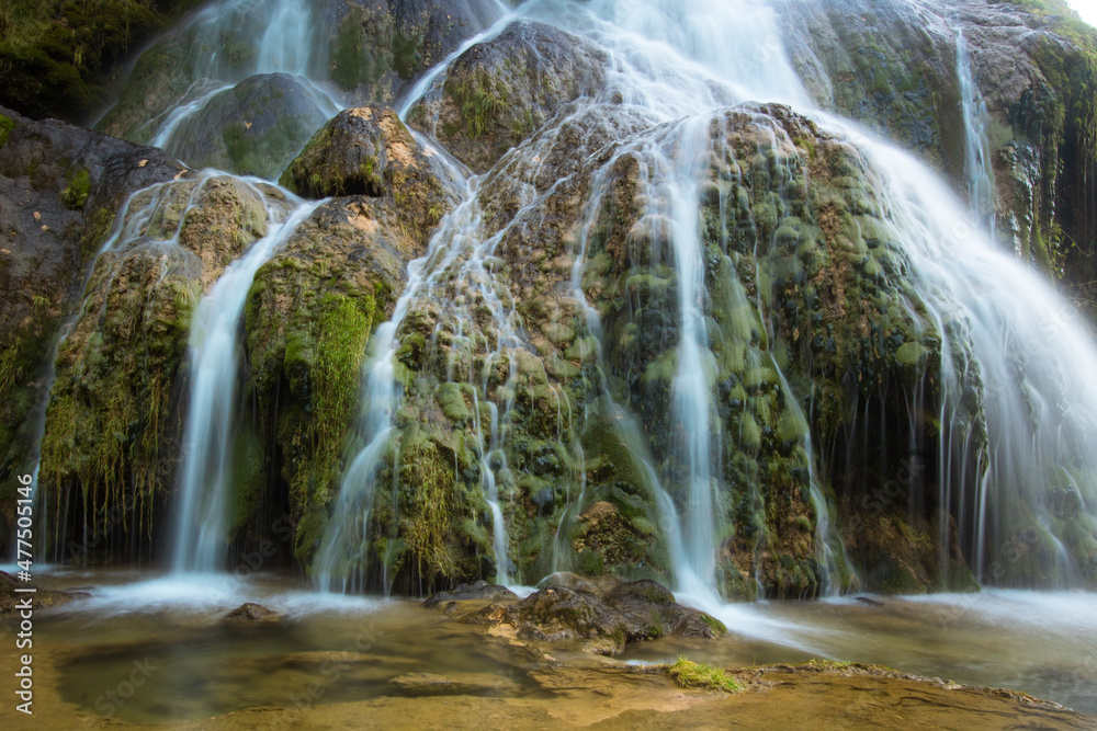 Obraz premium la cascade des tufs à Baume-les-Messieurs dans le Jura