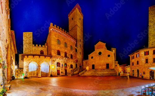 San Gimignano bei Nacht - Panorama - Toskana photo