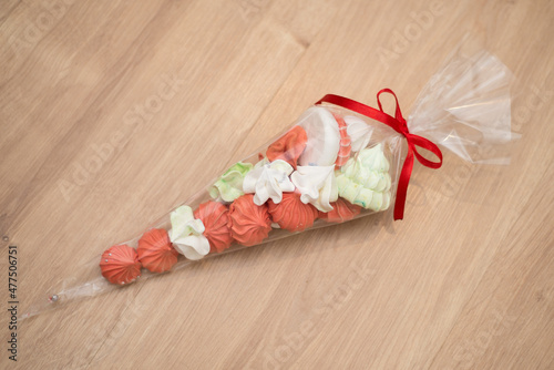 Obraz na płótnie Christmas sweet colored pavlova meringues w salonie
