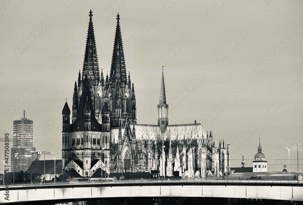 Kathedrale, Ansicht der Stadt Köln am Abend mit wenig Licht und künstlicher Beleuchtung, gotische und romanische Architektur, sowie Bauwerke der Moderne