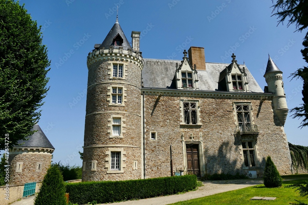 Façade et entrée du château de Villevêque