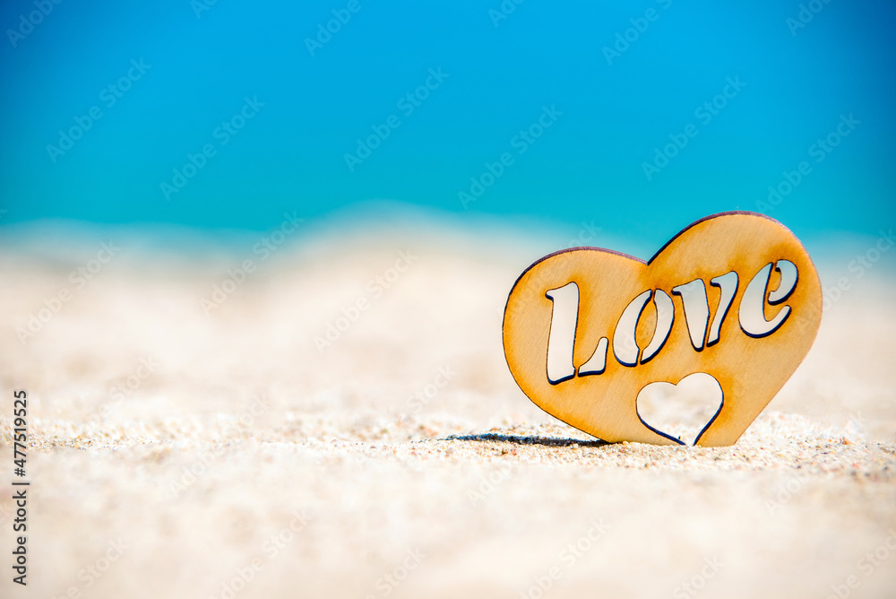 Naklejka premium romantic symbol of heart on the beach 