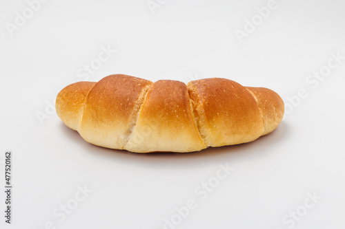 塩バターロールパン、白背景