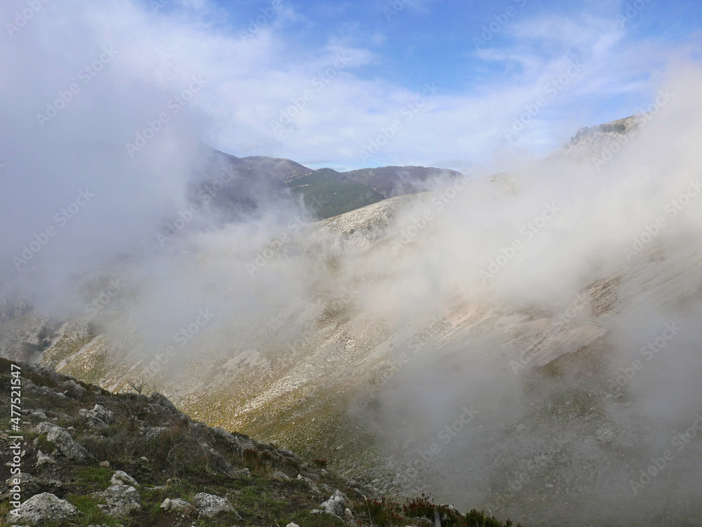scenico panorama dei monti Aurunci nelle sassose colline laziali italiane