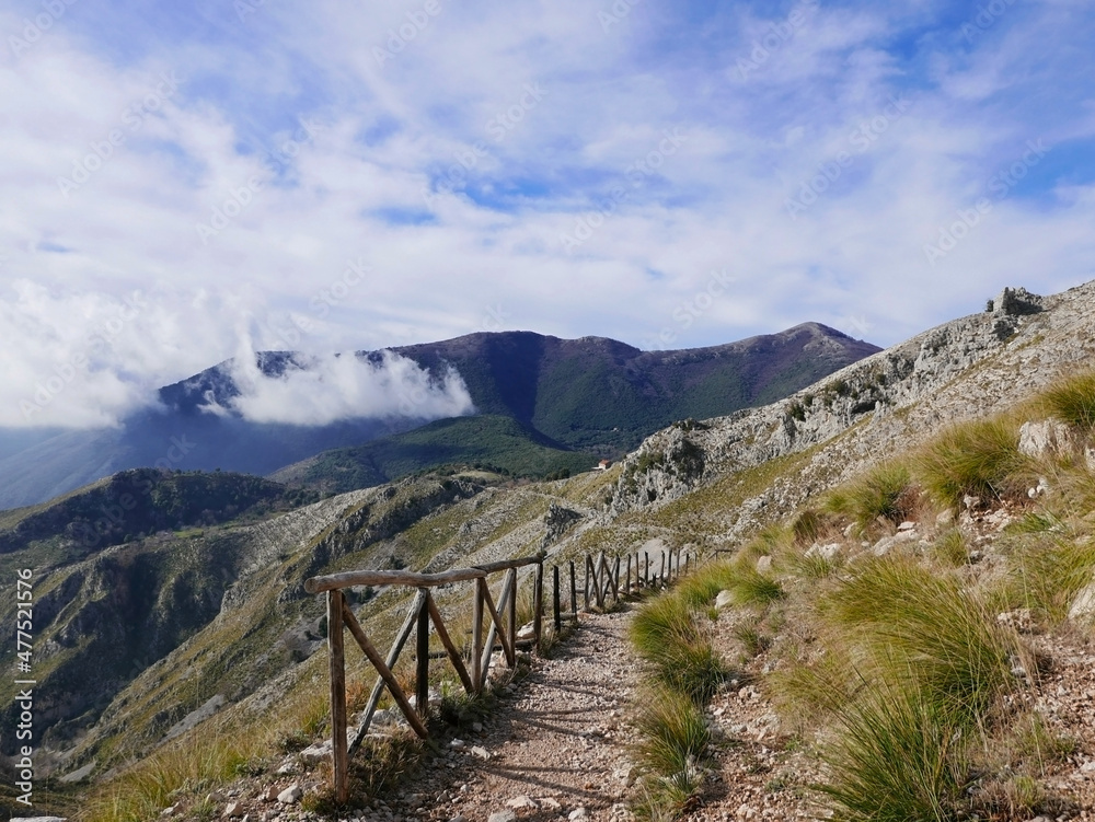 scenico panorama dei monti Aurunci nelle sassose colline laziali italiane