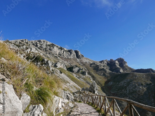 scenico panorama dei monti Aurunci nelle sassose colline laziali italiane photo