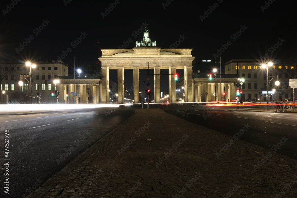 Fototapeta premium Berliner Brandenburger Tor bei Nacht