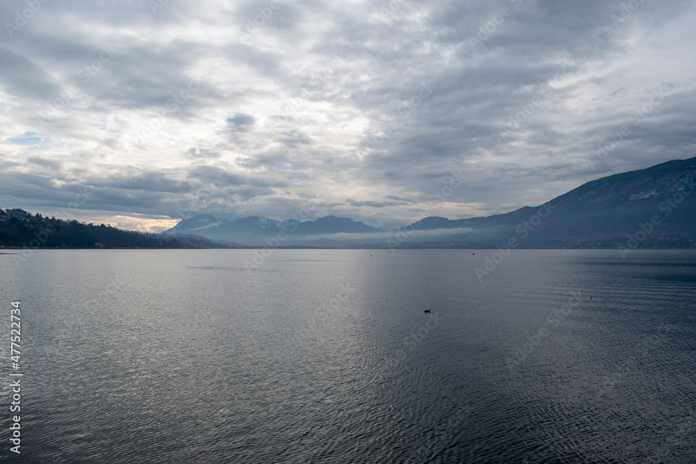 Le lac du Bourget sous la brume (Savoie - France)