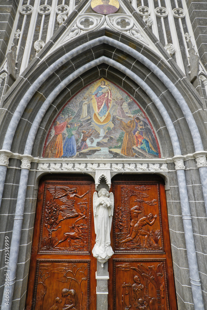 Fotka „Ipiales, Colombia Carvedwood doors with mosaic and