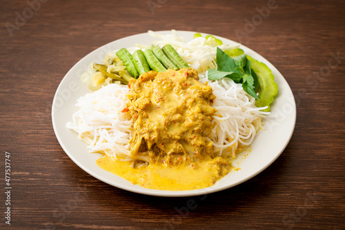Thai Rice Noodles with Crab Curry and Variety Vegetables