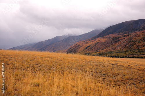 Fototapeta Naklejka Na Ścianę i Meble -  Thunderclouds over a mountain range at the edge of the autumn desert steppe.