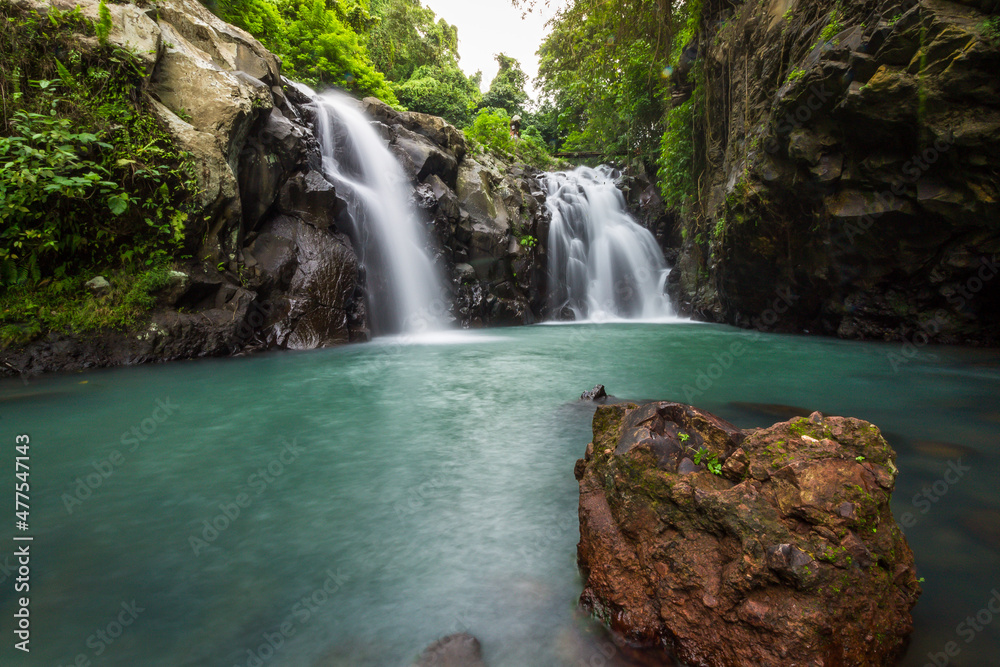 Fototapeta premium Couple Waterfall in The Forest