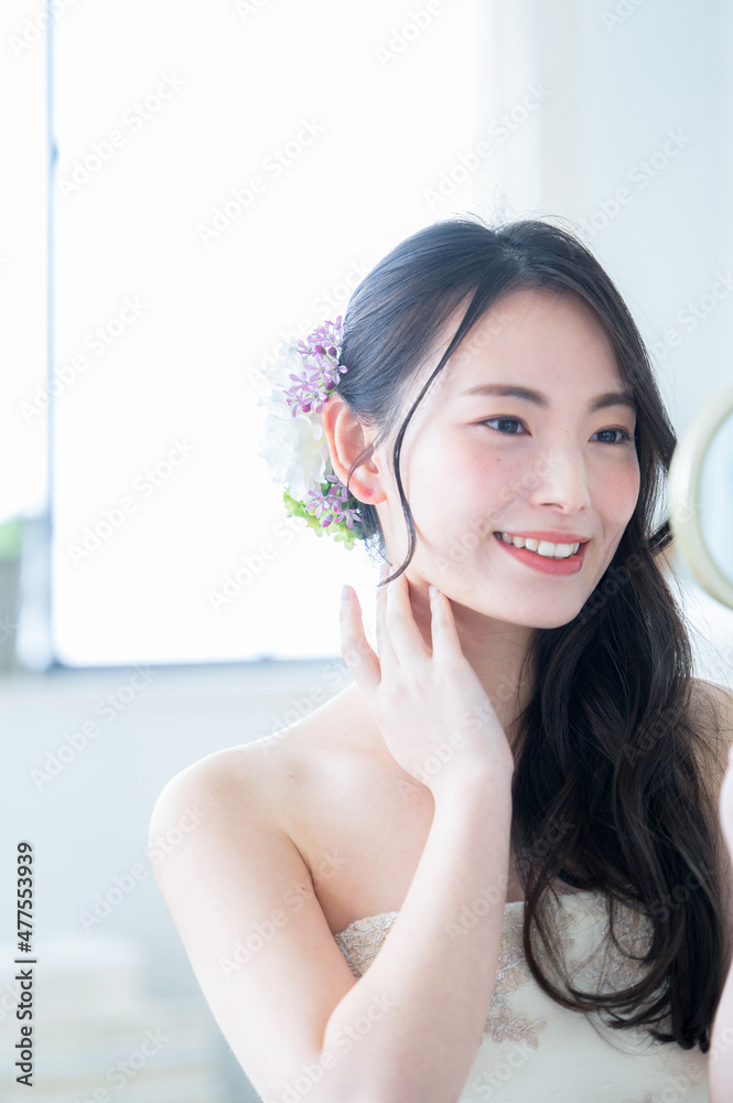 鏡を気にする美しい日本人の花嫁さん
鏡を気にする美しい日本人の花嫁さん