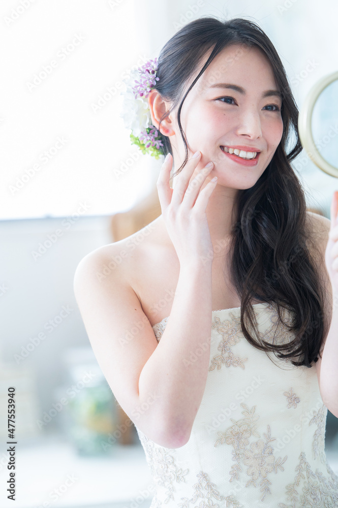 鏡を気にする美しい日本人の花嫁さん　縦	

