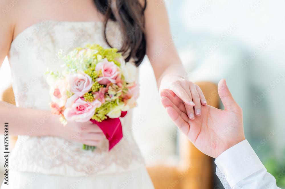 エスコートされる花嫁さんと新郎さん手元のアップ