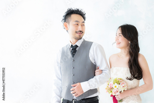 結婚式のイメージに使いやすい見つめ合う新郎新婦 コピースペースあり