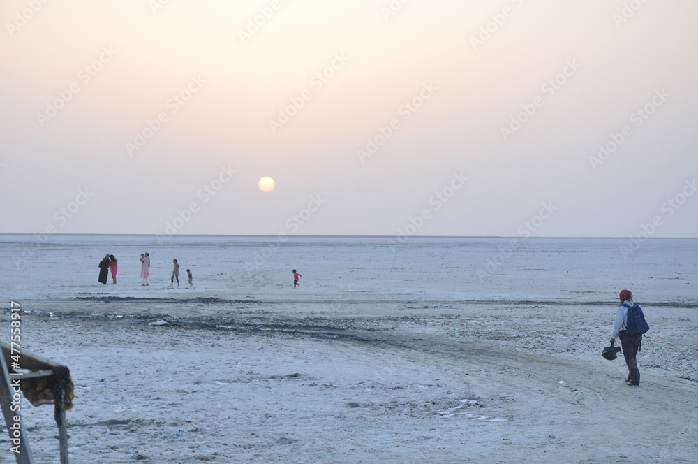 Kutch White rann desert, Sunset in Salt desert at the Rann of Kutch ...