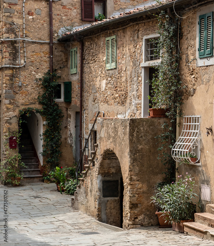 Fototapeta Naklejka Na Ścianę i Meble -  Street in old town of Castagneto Carducci