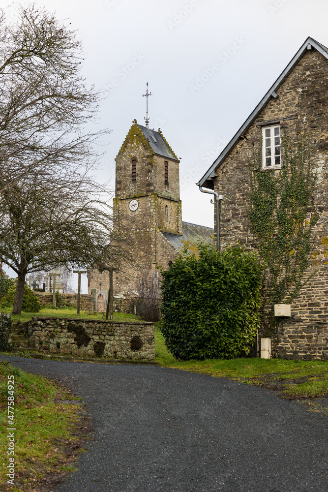Fototapeta premium Clocher de l’église de Cerisy-Belle-Etoile par un temps nuageux (Normandie, France)