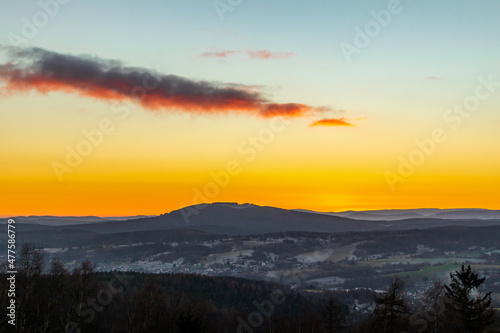 Sonnenuntergangswanderung entlang des Rennsteigs in der Nähe von Steinbach-Hallenberg - Deutschland