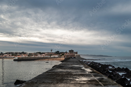 Forte de Socoa na cidade de Ciboure num dia nublado photo