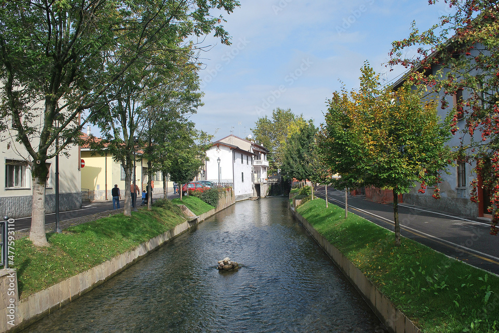 La roggia che attraversa l'abitato di Mozzanica in provincia di Bergamo, Lombardia, Italia.