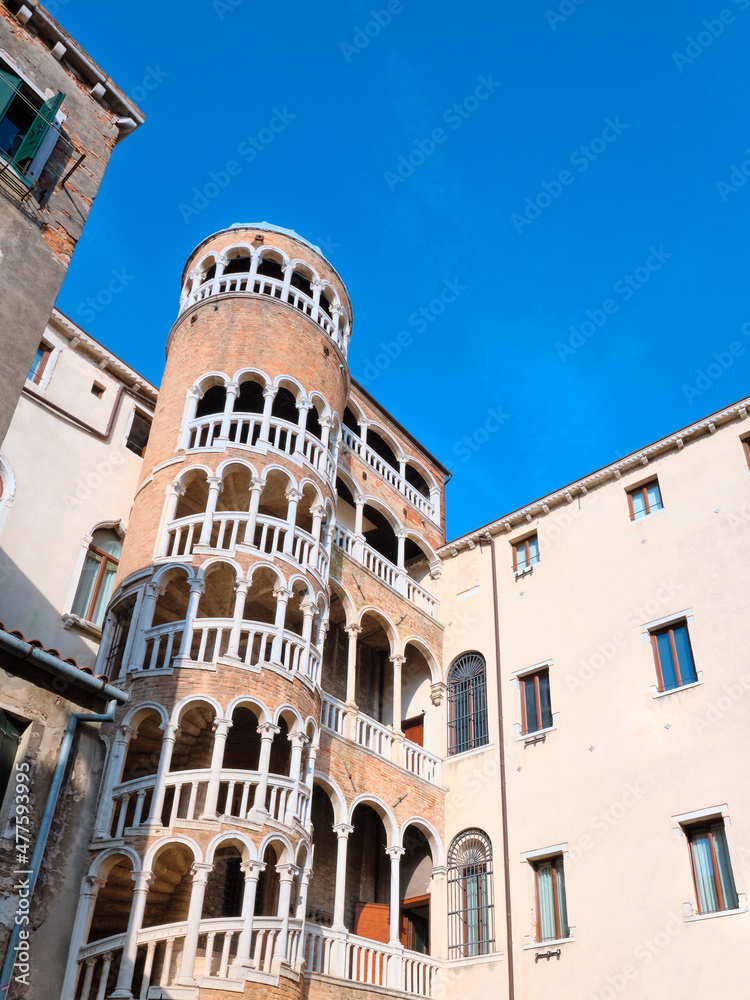 Fototapeta premium Palace Contarini del Bovolo with unusial tower with spiral arches. Beautiful spiral staircase with arched windows in Venice, Italy.