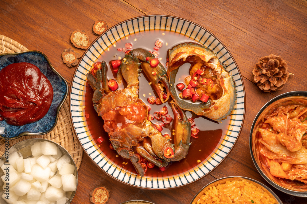 Foto de Korean Soy Sauce Pickled Crab, Fresh raw crabs marinated in a