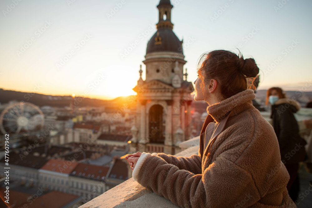 Obraz premium young woman on the tower looks at the city