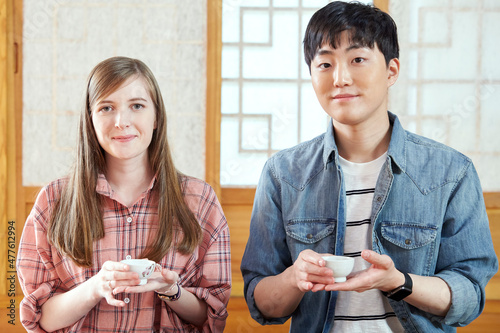 Fotografi A foreigner and a Korean couple having a tea ceremony in a traditional Korean ho