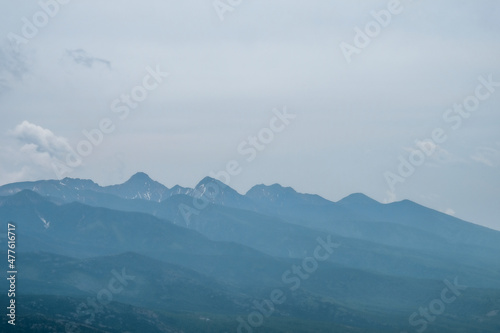 霞む山並み