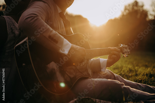 Gra na gitarze w romantycznej scenerii