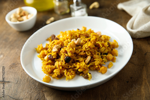 Spicy rice with raisins and cashew