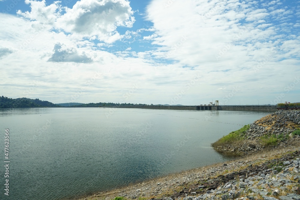 pictures of dams in Thailand It consists of water bodies and mountains.