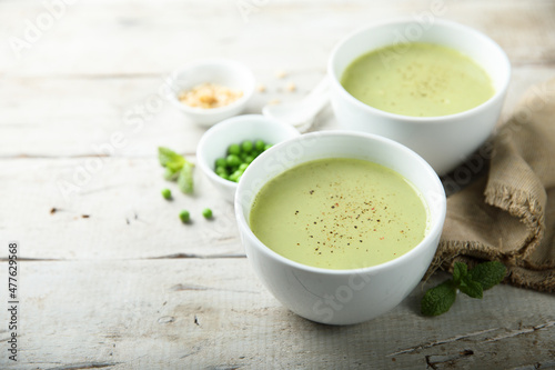 Foto Healthy homemade green pea soup