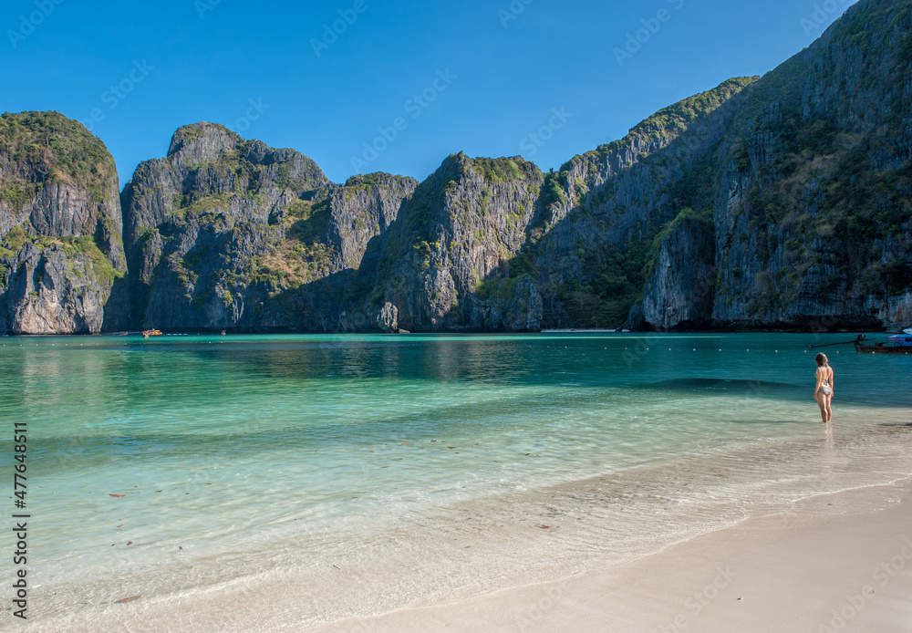 Obraz premium Unrecognizable tourist enjoys the beach at Maya Bay. Phi Phi Islands is a popular tour destination from Krabi and Phuket in Thailand.