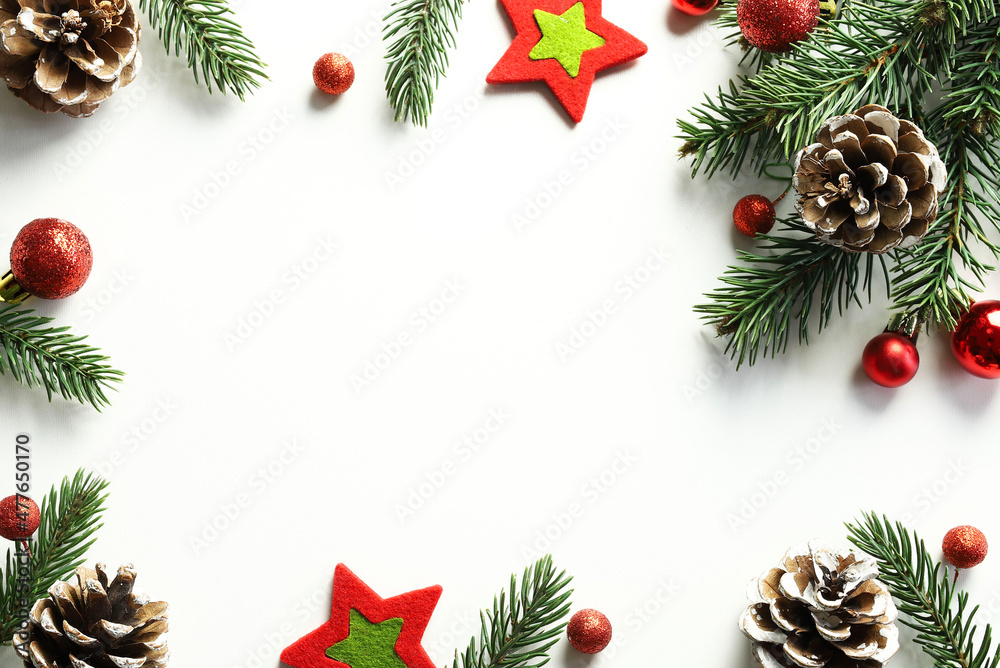 Composizione di Capodanno. Sfondo di Natale su sfondo bianco. Rami di  abete, palline rosse, pigne. Direttamente sopra. Stock Photo | Adobe Stock
