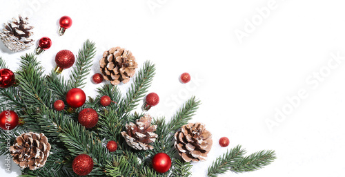 Composizione di Capodanno. Sfondo di Natale su sfondo bianco. Rami di abete, palline rosse, pigne. Direttamente sopra. photo