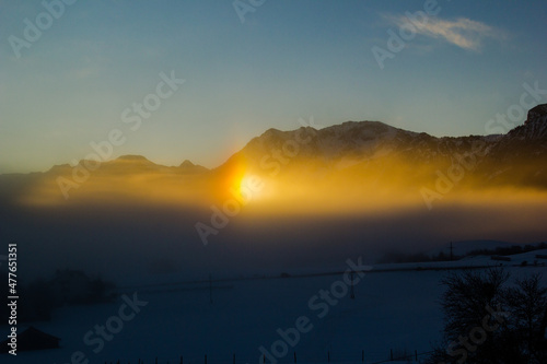 gespiegelte Sonnen im Nebel bei Sonnenaufgang am Breitenberg