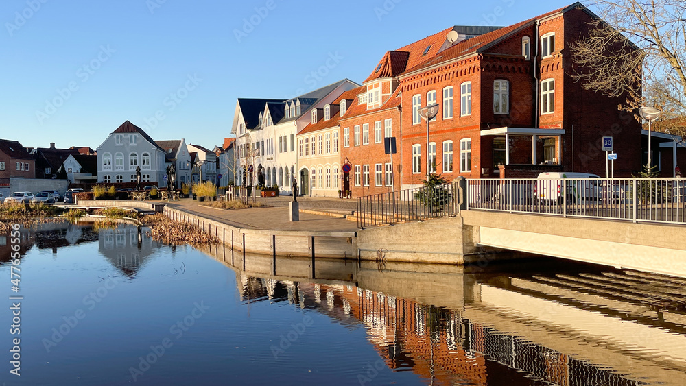 Obraz premium Slow travel Denmark: Old townhouses and the river Vidå at the entrance into the town of Tønder