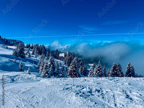 Beautiful Weather in the snowy Mountains on a Skiing Slope in Villars, Switzerland © Claudia Egger